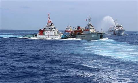 Hai tàu chấp pháp Trung Quốc chiếc thì phun vòi rồng, chiếc thì đâm húc tàu KN Việt Nam trên Biển Đông. Hành động “hữu nghị” kiểu đại Hán! 