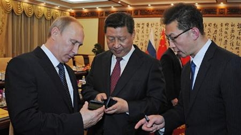 Ẩn ý của Tổng thống Putin khi tặng smatphone cho ông Tập