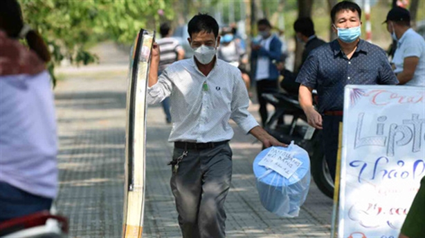 Du học sinh chê cách ly: Tính xấu của nhà giàu xổi
