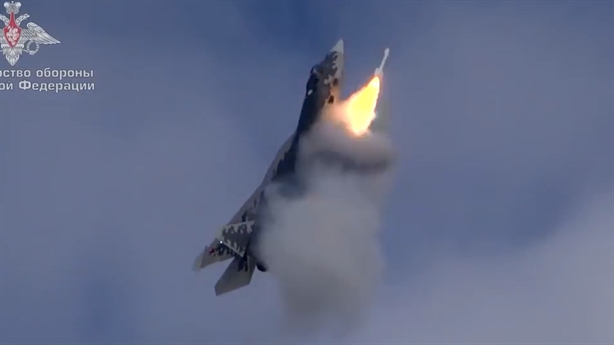 Su-57 diệt mục tiêu khi đang bay thẳng đứng