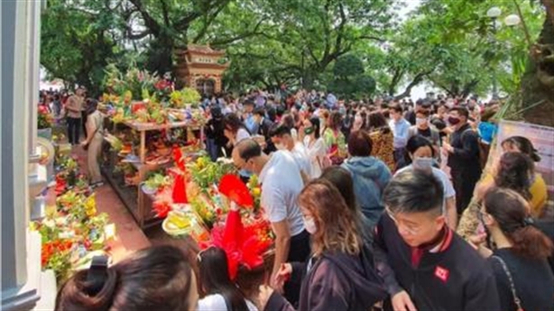Dân chen nhau đi lễ Phủ Tây hồ: Covid-19 chừa mình ra?