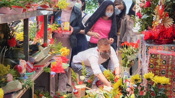 Chen nhau lễ phủ Tây Hồ, mặc Covid-19: Mê muội, bất chấp