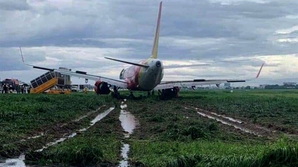 Máy bay Vietjet trượt khỏi đường băng do thời tiết xấu