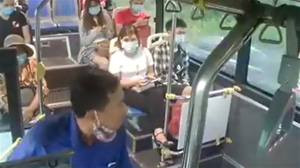 Nhổ nước bọt vào nhân viên xe bus: Cần xử nghiêm