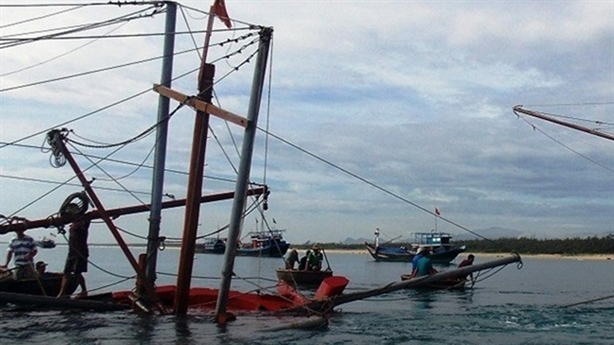 Tin mới tàu câu mực Quảng Ngãi bị tàu lạ đâm chìm